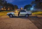 Un conductor alcoholizado fue encontrado durmiendo en un auto sobre las vías del ferrocarril