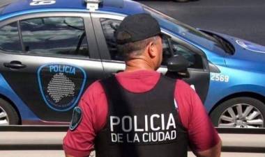 Embistió a cinco policías motorizados con un auto robado y escapó en medio de una tremenda balacera