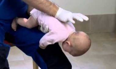 En Tránsito policía salvó a bebé a través de la maniobra de Heimlich