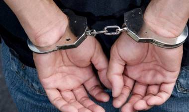 Un hombre y una mujer detenidos por la policía tras distintos controles 