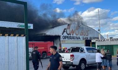 Córdoba: devastador incendio arrasó con un galpón y vehículos de la empresa Fono Bus