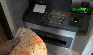 Los bancos actualizan las comisiones, y retirar efectivo de los cajeros será más caro