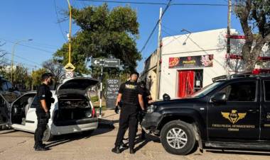 Intentó huir con su hija y fue detenido con un arma de fuego en su poder 