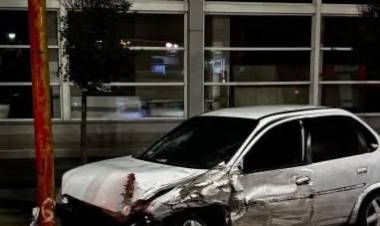 Dos autos involucrados en accidente de tránsito en Bv. Buenos Aires y Av. Rosario de Santa Fe
