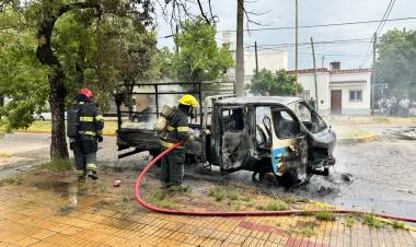 Dos dotaciones trabajaron para extinguir un incendio de vehículo