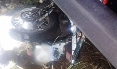 AU 19 en La Francia: conductor perdió el control de su moto, se fue a la banquina y él y su acompañante sufrieron fracturas 