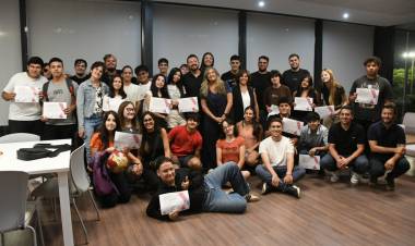 Se entregaron los certificados a los asistentes al taller sobre IA generativa en Tecnoteca 