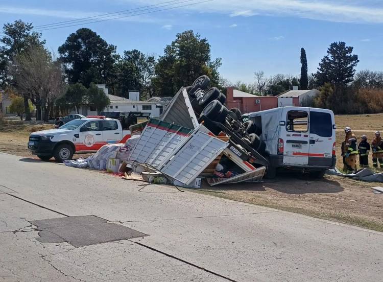 Dos fallecidos en accidente de tránsito entre camión y Traffic en Morteros