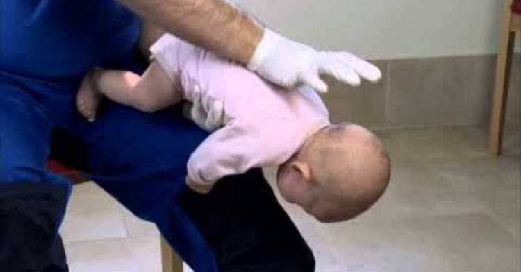 En Tránsito policía salvó a bebé a través de la maniobra de Heimlich