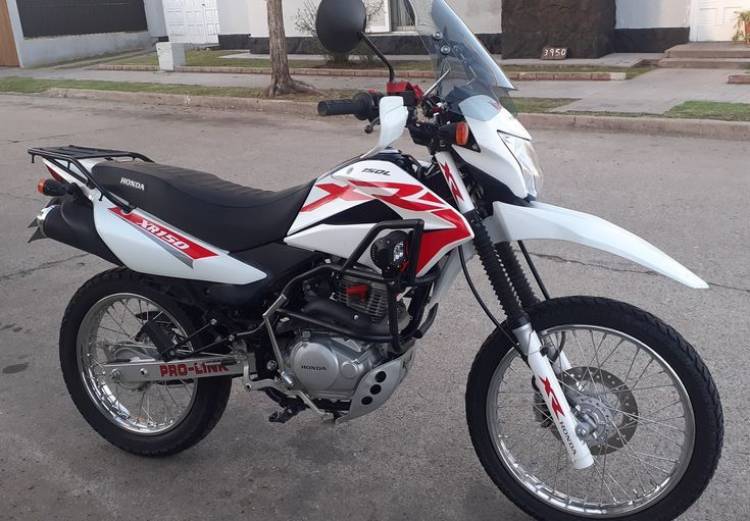 Hurtan motocicleta desde el interior de un garaje