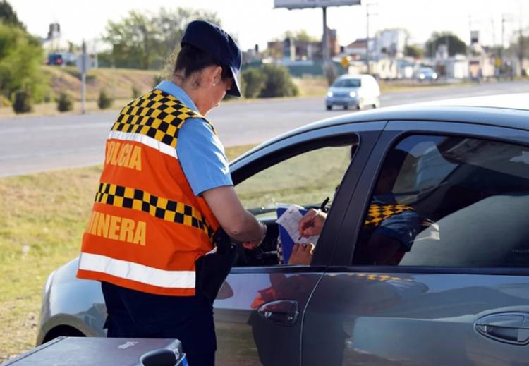 Qué necesito llevar para evitar multas de la Policía Caminera este verano 2025 