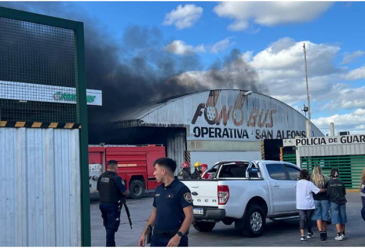 Córdoba: devastador incendio arrasó con un galpón y vehículos de la empresa Fono Bus