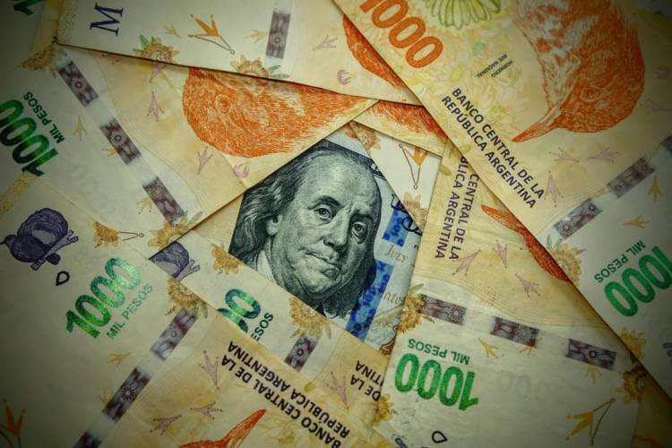 ¿De cuánto fue la devaluación del peso en el primer día del dólar sin cepo?