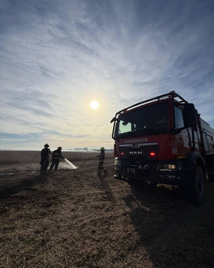 Incendio de maquinaria agrícola desata siniestro en campo de soja