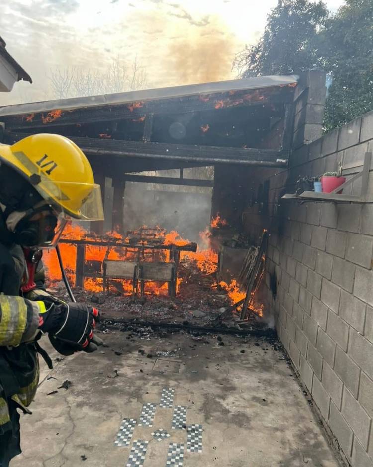 Estaba haciendo el asado y una chispa generó el incendio total del quincho 