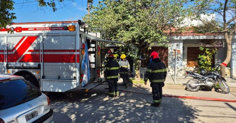 Dos dotaciones de bomberos trabajaron en incendio en una vivienda de calle Larrea