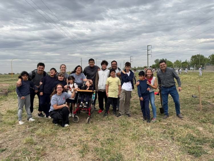 Proyecto ambiental en el Parque Industrial: alumnos participaron de una jornada de plantación de árboles