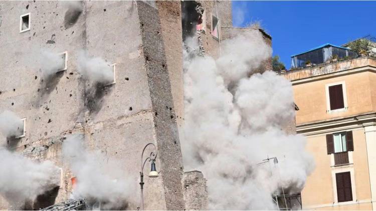 Derrumbe en una torre medieval de Roma dejó un herido grave y un trabajador atrapado
