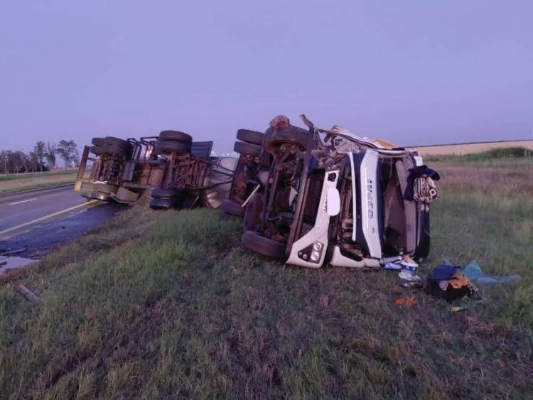 Choque entre un colectivo y un camión en la Autovía 19 dejó un lesionado leve