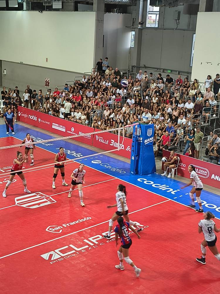 Triunfo sólido de San Isidro frente a San Lorenzo en el Superdomo