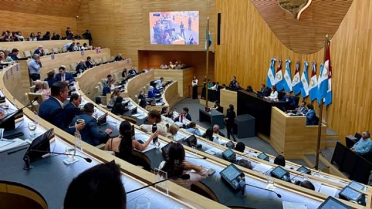 La Unicameral aprobó el proyecto que regula a “naranjitas” y prohíbe a los “limpiavidrios”