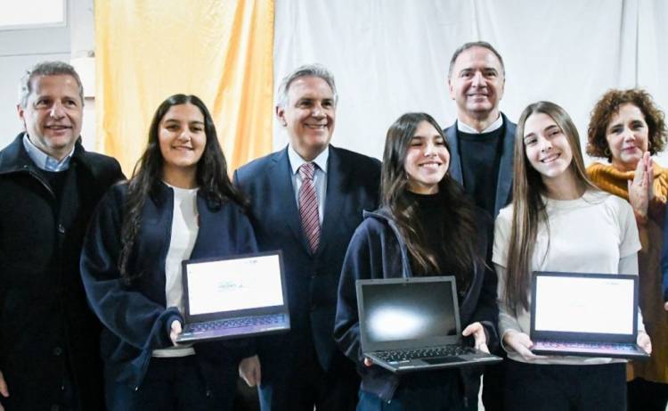 San Francisco: Llaryora participó del festejo por el aniversario del IPEM Nº 315 «José Hernández»