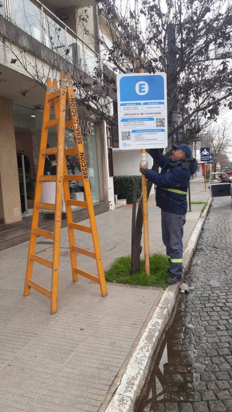 San Francisco renueva la cartelería del Estacionamiento Medido con códigos QR para mejorar la experiencia