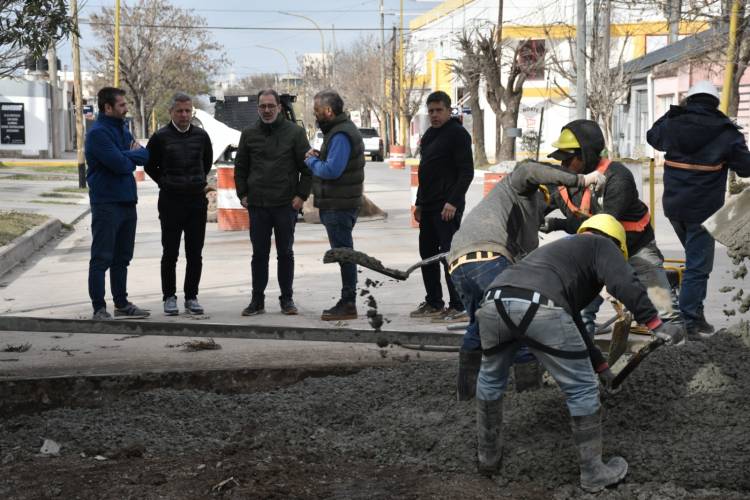 Con un bacheo sobre bulevar Buenos Aires comenzó la 13° etapa del Plan Integral de Arreglo de Calles