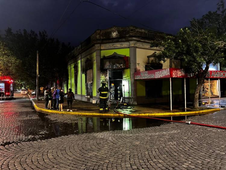 Bomberos lograron controlar el fuego en el local