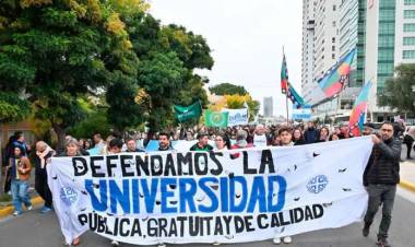 Universidades marchan en todo el país en reclamo al ajuste  presupuestario