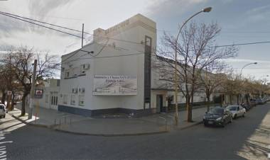 Vecino de la ciudad se          descompensó y estrelló su auto contra un departamento 