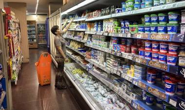 Las ventas en supermercados y mayoristas cayeron hasta 11,4% en febrero