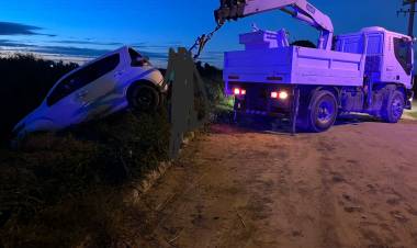 Le enseñaba a manejar a su hija y cayeron al canal