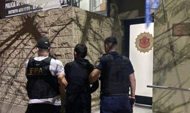 Arroyito: observó a la FPA, intentó huir de la Terminal de Ómnibus y fue detenido con más de 400 dosis de cocaína