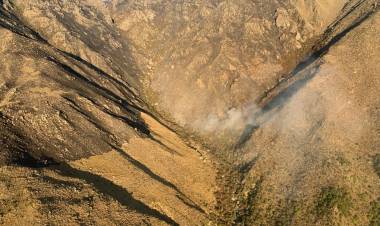 El incendio en la zona del Cerro Champaquí está contenido, con perímetros inestables
