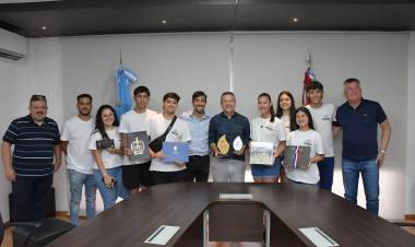 Bernarte recibió a los jóvenes de la Escuela Municipal de Danzas Folklóricas que representaron al país en Bolivia