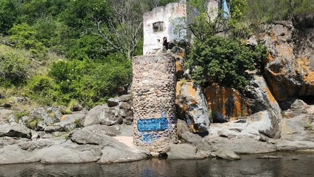 Turista murió tras tirarse al río desde 8 metros de altura en Cuesta Blanca 