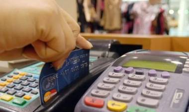 El BCRA habilitó una opción para pagar en dólares con débito o en cuotas: todos los detalles