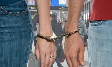 Peleaban en la vía pública, uno de ellos tenía un cuchillo y fueron detenidos 