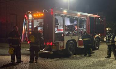  Bomberos controlan incendios en dos puntos de la ciudad
