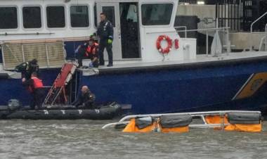 Seis muertos tras estrellarse un helicóptero turístico en el río Hudson en Nueva York