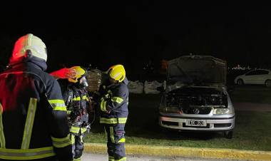 Intervención de Bomberos Voluntarios ante incendio vehicular en la UTN