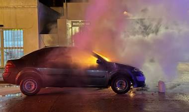 Bomberos Voluntarios trabajó en el incendio de un vehículo por calle Marconi 