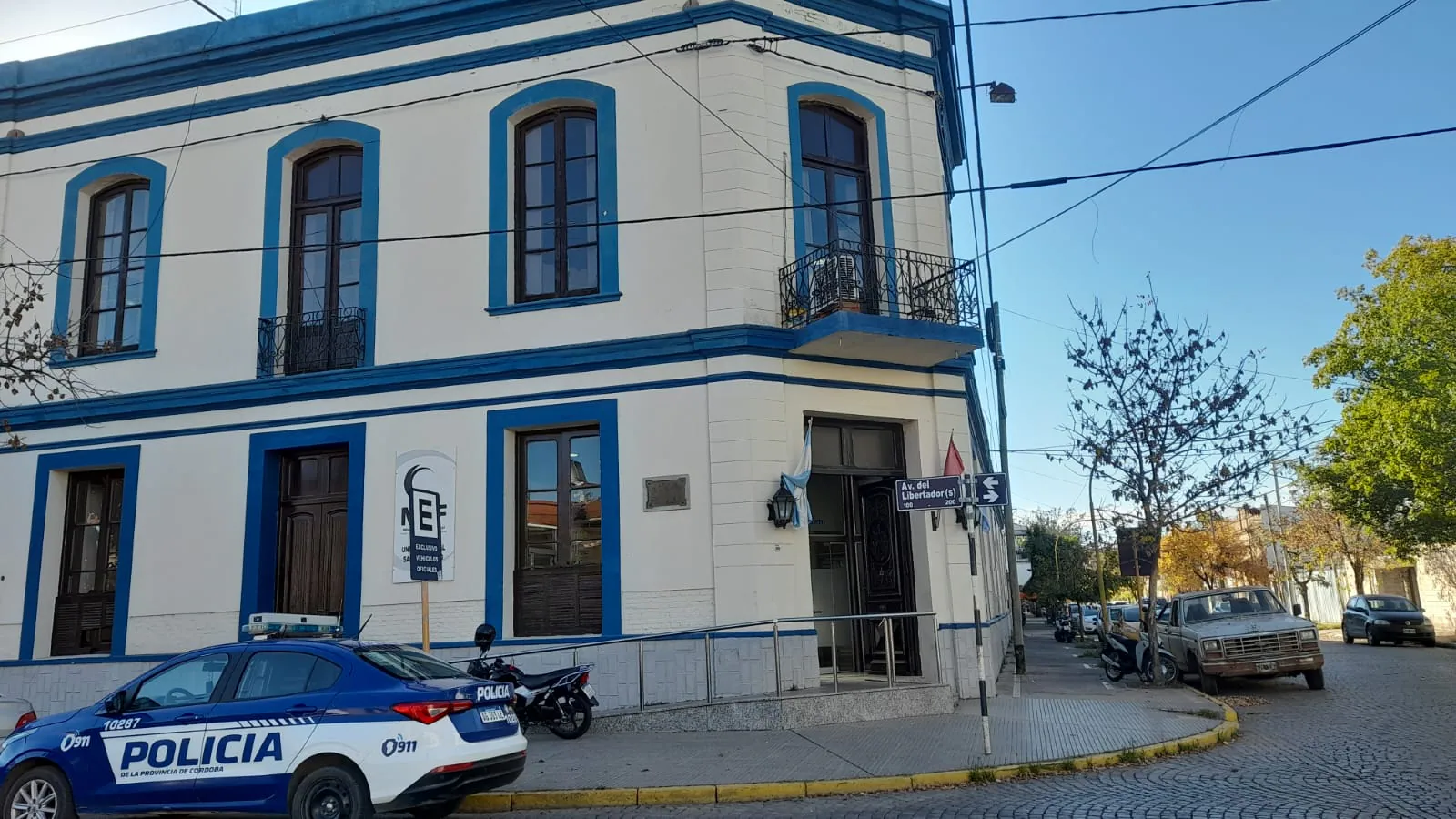 Detuvieron a un policía en San Francisco acusado de robar elementos oficiales, portar un arma ilegal y cometer una estafa