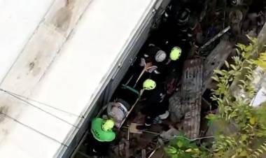 Rosario: Un tren arrolló a un auto y su conductora quedó atrapada y fue rescatada