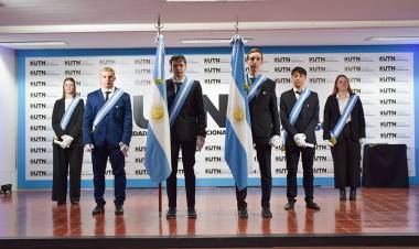 Se realizó el Cambio de Bandera en UTN y por primera vez dos estudiantes portan el emblema nacional 