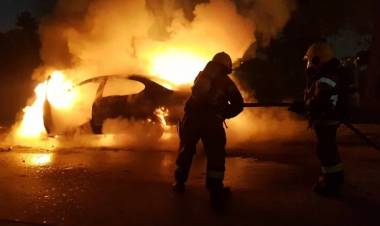 Vehículo se incendió gran chocar con un camión en Morteros