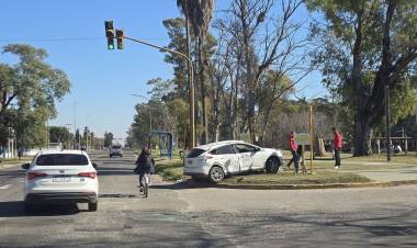 Siniestro vial en Avenida Cervantes: un auto volcó tras chocar con un colectivo