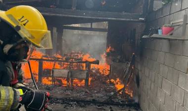 Estaba haciendo el asado y una chispa generó el incendio total del quincho 