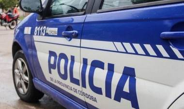Escapada de la policía en moto, chocó un auto estacionado y se resistió a ser detenido 